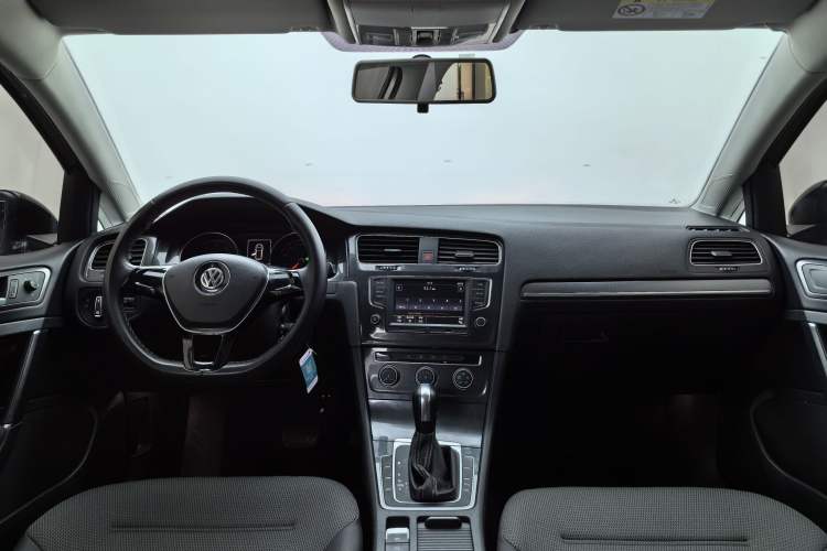 Used Volkswagen Golf 2017 230TSI Automatic Comfort Edition – Celebrating Milestone of One Million Units Gear Lever