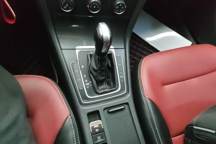 Used Volkswagen Golf 2017 230TSI Automatic Comfort Edition – Celebrating Milestone of One Million Units Gear Lever