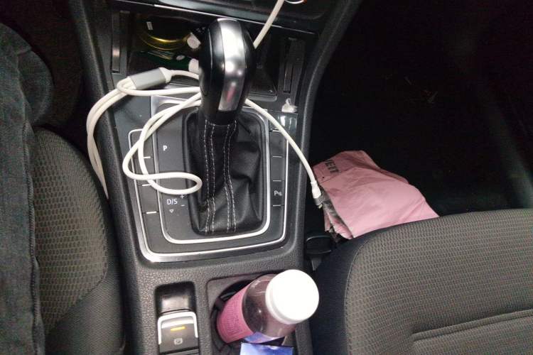 Used Volkswagen Golf 2017 1.6L Automatic Comfort Million-Vehicle Anniversary Edition Gear Lever