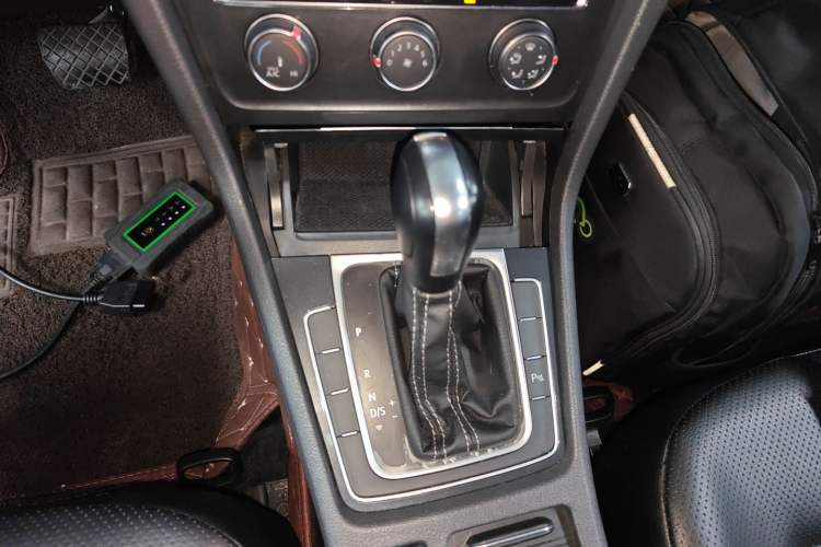 Used Volkswagen Golf 2017 1.6L Automatic Comfort Million-Vehicle Anniversary Edition Gear Lever