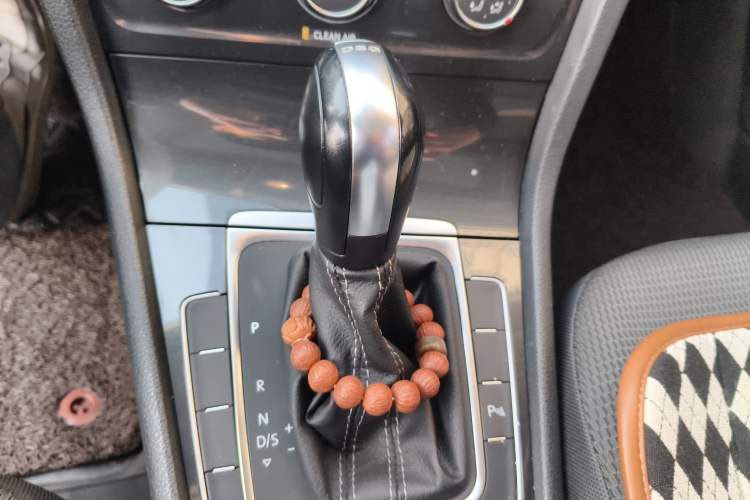 Used Volkswagen Golf 2017 230TSI Automatic Comfort Edition – Celebrating Milestone of One Million Units Gear Lever