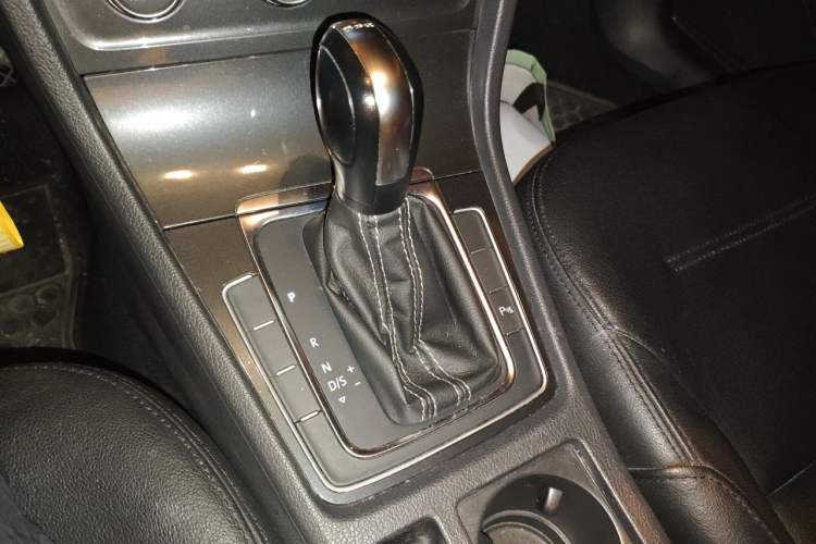 Used Volkswagen Golf 2017 230TSI Automatic Comfort Edition – Celebrating Milestone of One Million Units Gear Lever