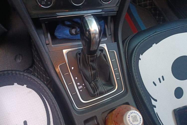Used Volkswagen Golf 2017 230TSI Automatic Comfort Edition – Celebrating Milestone of One Million Units Gear Lever