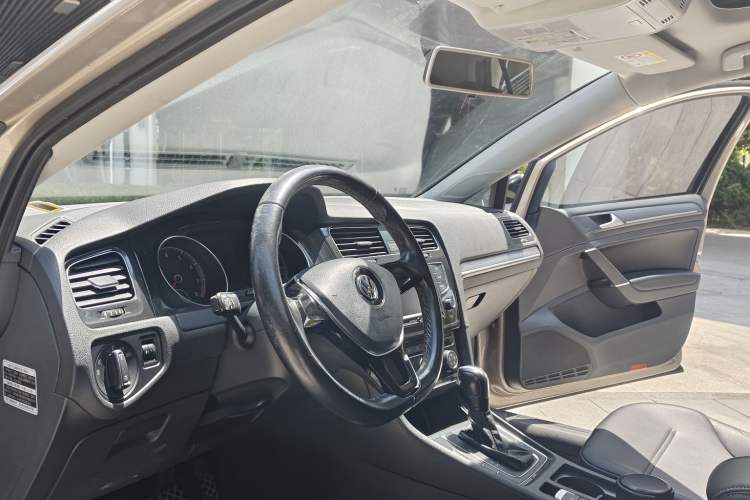 Used Volkswagen Golf 2017 1.6L Automatic Comfort Million-Vehicle Anniversary Edition Interior 3