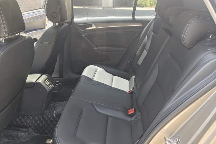 Used Volkswagen Golf 2017 1.6L Automatic Comfort Million-Vehicle Anniversary Edition Interior 4