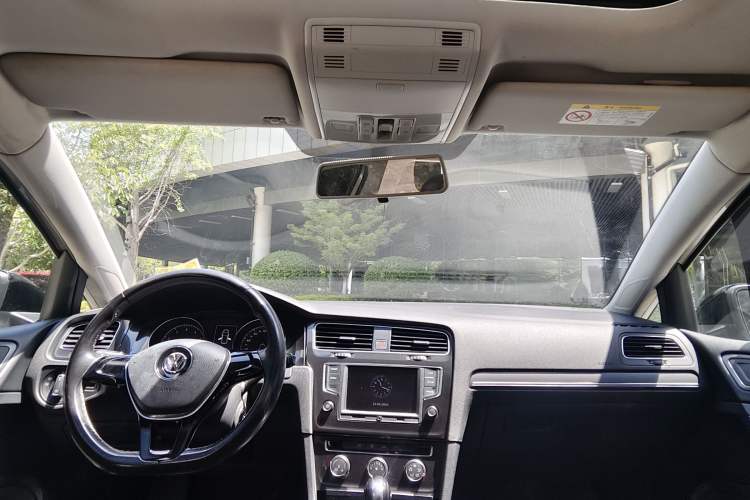 Used Volkswagen Golf 2017 1.6L Automatic Comfort Million-Vehicle Anniversary Edition Interior 6