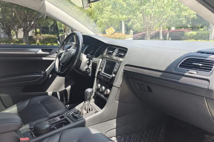 Used Volkswagen Golf 2017 1.6L Automatic Comfort Million-Vehicle Anniversary Edition Interior 7