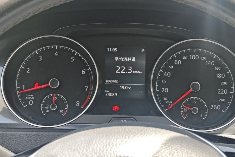Used Volkswagen Golf 2017 1.6L Automatic Comfort Million-Vehicle Anniversary Edition Interior 8