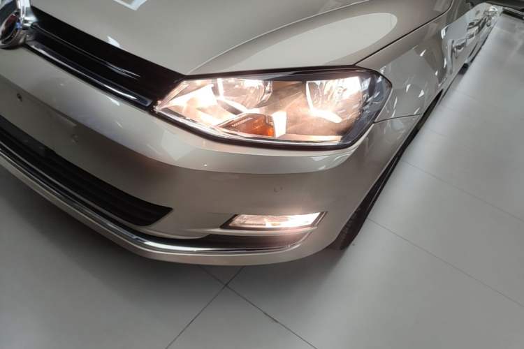 Used Volkswagen Golf 2017 230TSI Automatic Comfort Edition – Celebrating Milestone of One Million Units Left Front Headlight