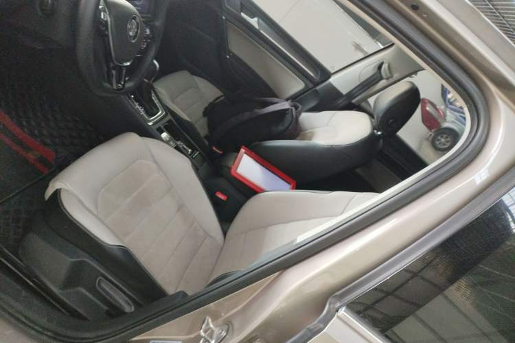 Used Volkswagen Golf 2017 230TSI Automatic Luxury Million-Vehicle Commemorative Edition Left Front Seat