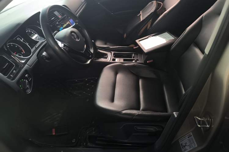 Used Volkswagen Golf 2017 1.6L Automatic Comfort Million-Vehicle Anniversary Edition Left Front Seat