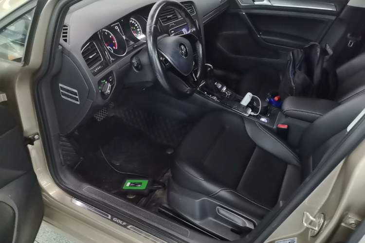 Used Volkswagen Golf 2017 1.6L Automatic Comfort Million-Vehicle Anniversary Edition Left Front Seat