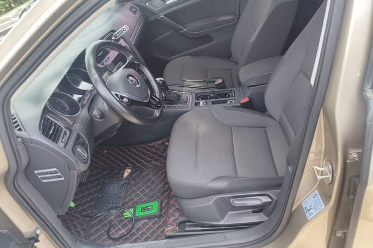 Used Volkswagen Golf 2017 1.6L Automatic Comfort Million-Vehicle Anniversary Edition Left Front Seat