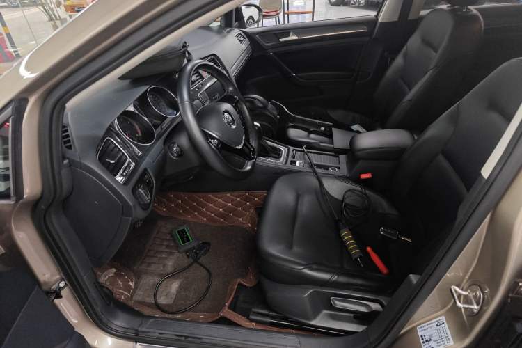 Used Volkswagen Golf 2017 1.6L Automatic Comfort Million-Vehicle Anniversary Edition Left Front Seat