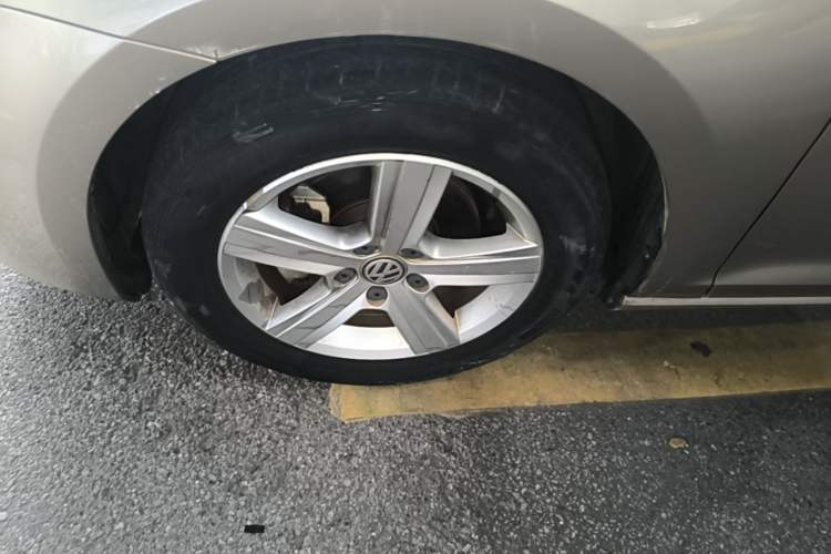 Used Volkswagen Golf 2017 1.6L Automatic Comfort Million-Vehicle Anniversary Edition Left Front Wheel Hub