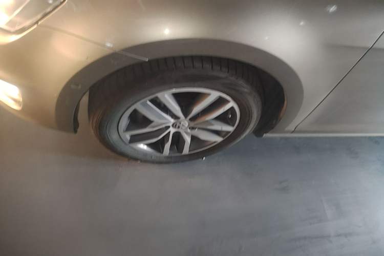 Used Volkswagen Golf 2017 230TSI Automatic Luxury Million-Vehicle Commemorative Edition Left Front Wheel Hub