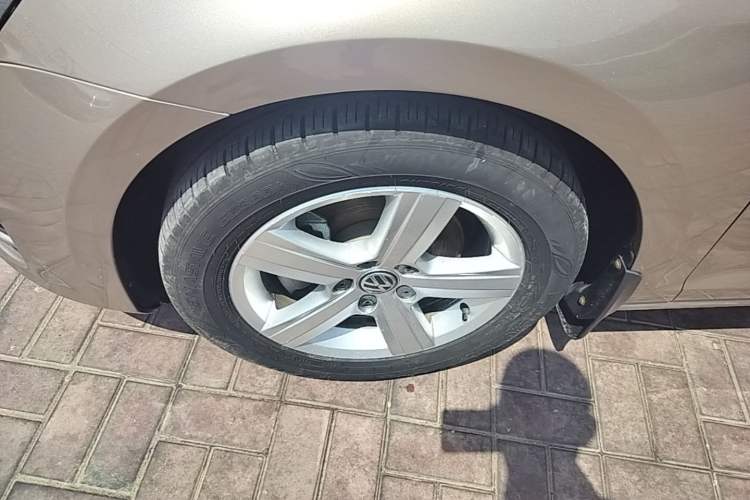 Used Volkswagen Golf 2017 1.6L Automatic Comfort Million-Vehicle Anniversary Edition Left Front Wheel Hub