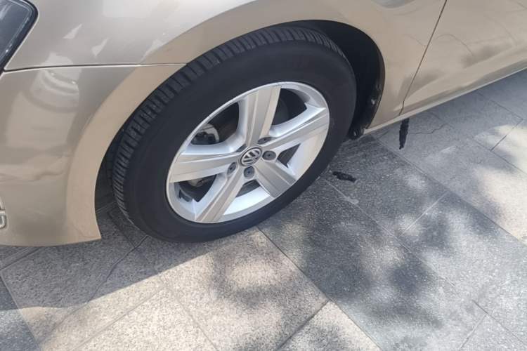 Used Volkswagen Golf 2017 1.6L Automatic Comfort Million-Vehicle Anniversary Edition Left Front Wheel Hub