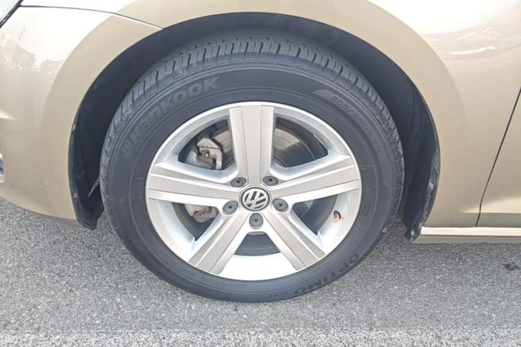 Used Volkswagen Golf 2017 230TSI Automatic Comfort Edition – Celebrating Milestone of One Million Units Left Front Wheel Hub