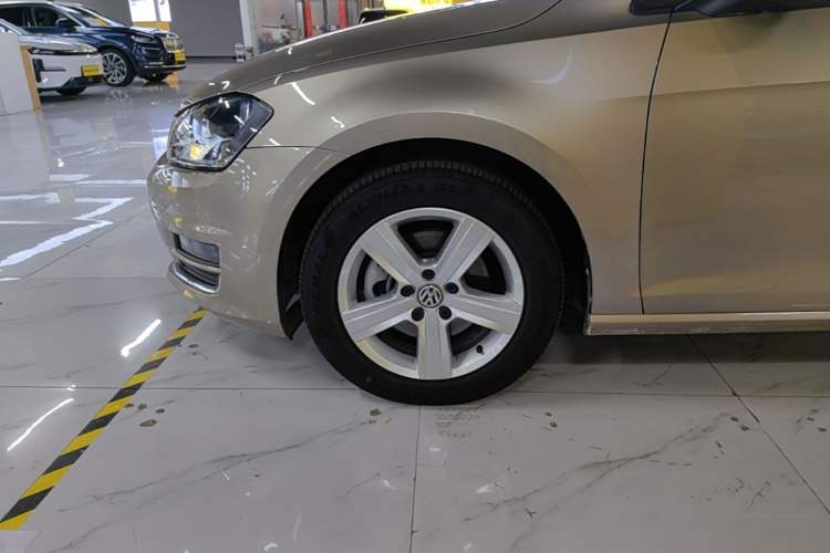 Used Volkswagen Golf 2017 230TSI Automatic Comfort Edition – Celebrating Milestone of One Million Units Left Front Wheel Hub
