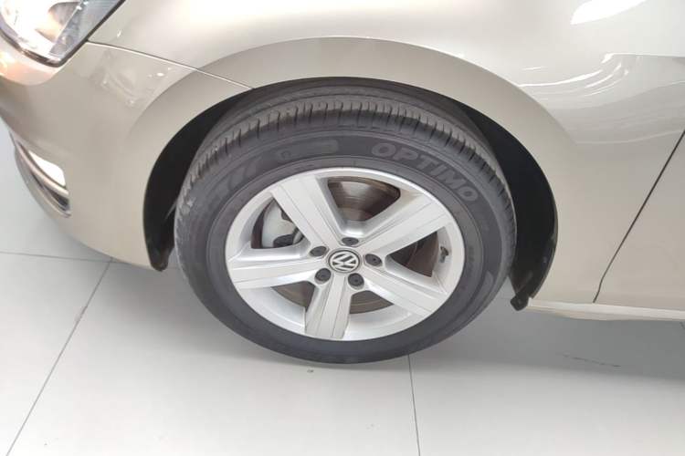 Used Volkswagen Golf 2017 230TSI Automatic Comfort Edition – Celebrating Milestone of One Million Units Left Front Wheel Hub