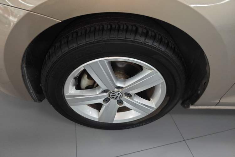 Used Volkswagen Golf 2017 1.6L Automatic Comfort Million-Vehicle Anniversary Edition Left Front Wheel Hub