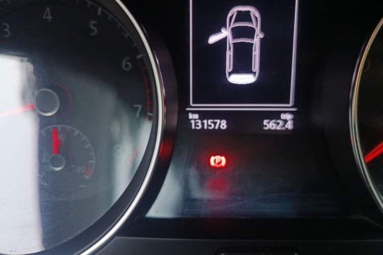 Used Volkswagen Golf 2017 230TSI Automatic Comfort Edition – Celebrating Milestone of One Million Units Odometer Close Up