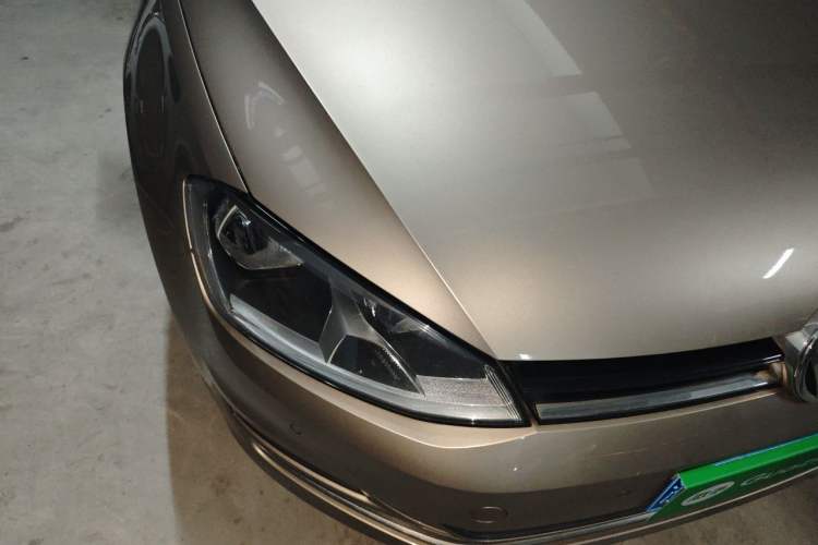 Used Volkswagen Golf 2017 230TSI Automatic Comfort Edition – Celebrating Milestone of One Million Units Right Front Headlight