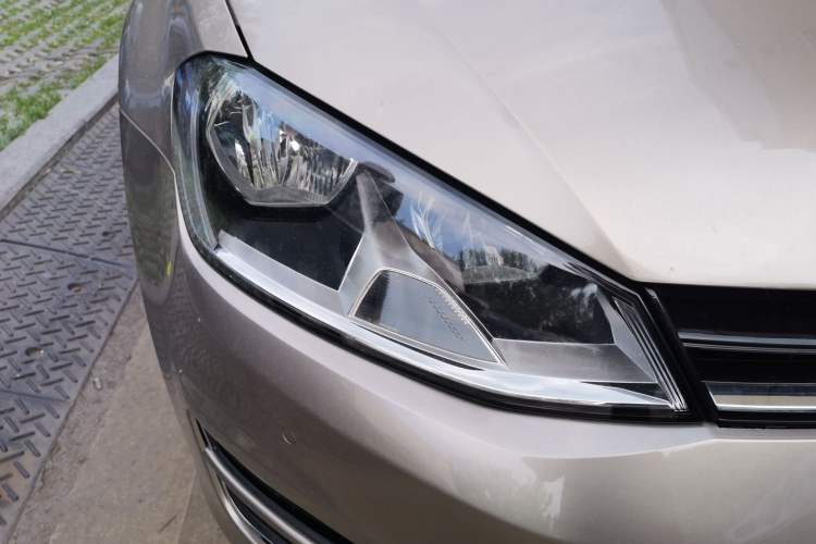 Used Volkswagen Golf 2017 230TSI Automatic Comfort Edition – Celebrating Milestone of One Million Units Right Front Headlight