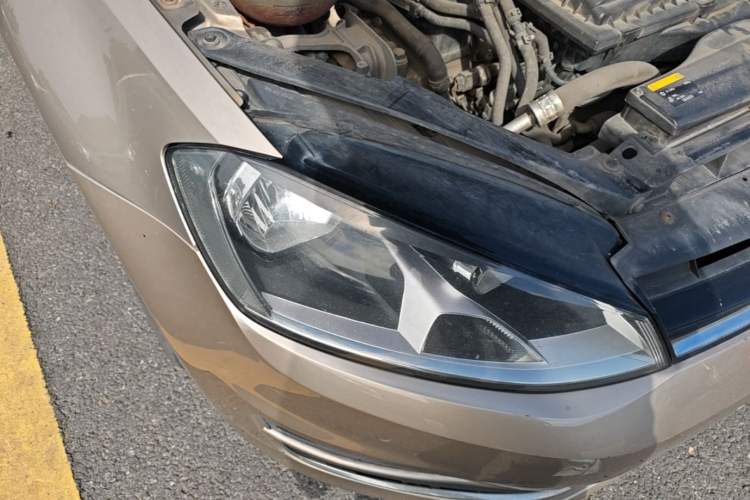 Used Volkswagen Golf 2017 230TSI Automatic Comfort Edition – Celebrating Milestone of One Million Units Right Front Headlight