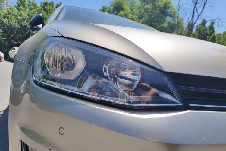 Used Volkswagen Golf 2017 230TSI Automatic Comfort Edition – Celebrating Milestone of One Million Units Right Front Headlight