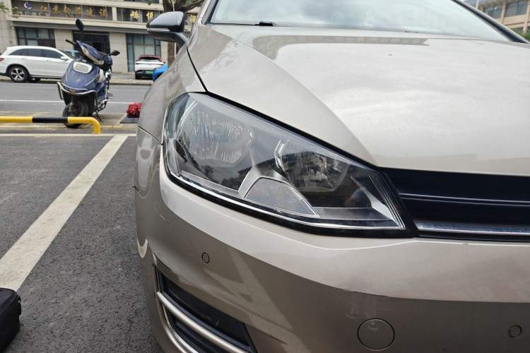 Used Volkswagen Golf 2017 230TSI Automatic Comfort Edition – Celebrating Milestone of One Million Units Right Front Headlight