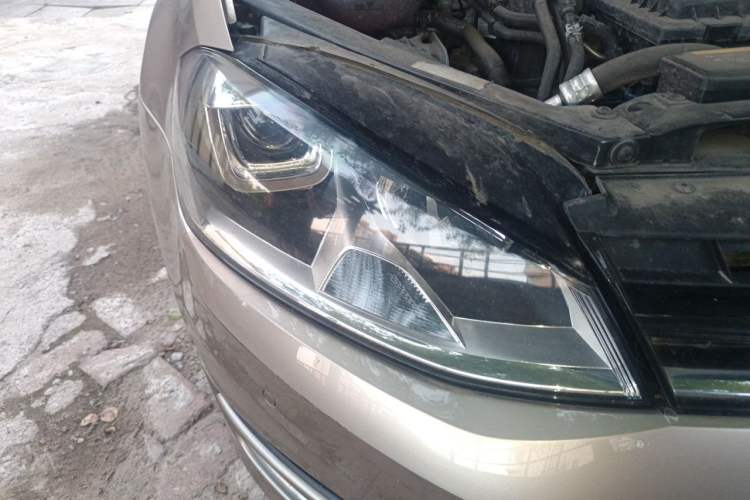Used Volkswagen Golf 2017 230TSI Automatic Comfort Edition – Celebrating Milestone of One Million Units Right Front Headlight