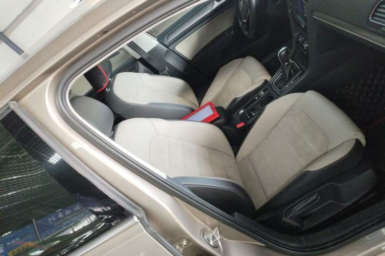 Used Volkswagen Golf 2017 230TSI Automatic Luxury Million-Vehicle Commemorative Edition Right Front Seat