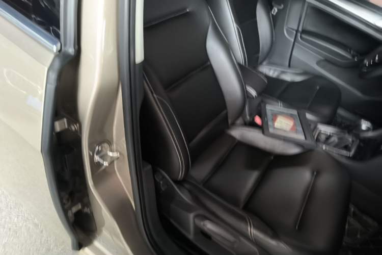 Used Volkswagen Golf 2017 1.6L Automatic Comfort Million-Vehicle Anniversary Edition Right Front Seat