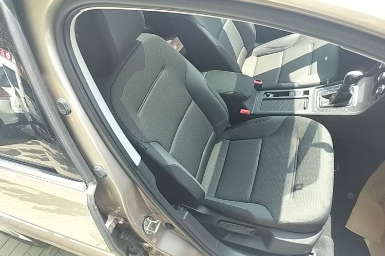 Used Volkswagen Golf 2017 1.6L Automatic Comfort Million-Vehicle Anniversary Edition Right Front Seat
