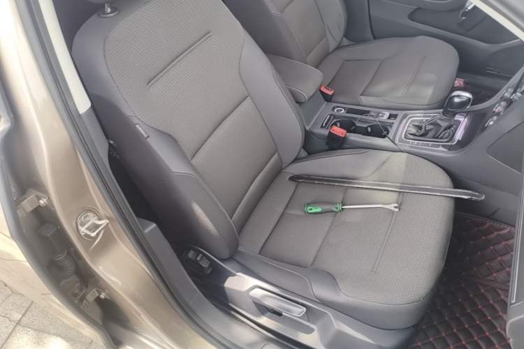 Used Volkswagen Golf 2017 1.6L Automatic Comfort Million-Vehicle Anniversary Edition Right Front Seat