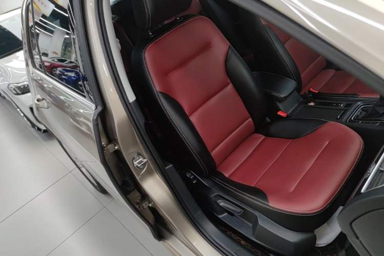 Used Volkswagen Golf 2017 230TSI Automatic Comfort Edition – Celebrating Milestone of One Million Units Right Front Seat