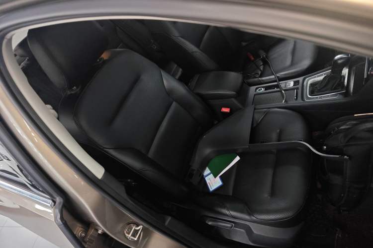 Used Volkswagen Golf 2017 1.6L Automatic Comfort Million-Vehicle Anniversary Edition Right Front Seat