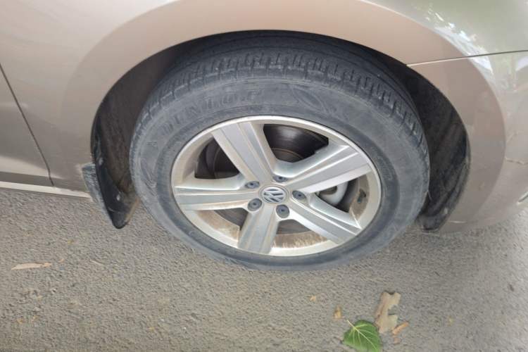 Used Volkswagen Golf 2017 1.6L Automatic Comfort Million-Vehicle Anniversary Edition Right Front Wheel Hub