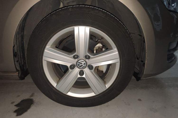 Used Volkswagen Golf 2017 230TSI Automatic Comfort Edition – Celebrating Milestone of One Million Units Right Front Wheel Hub