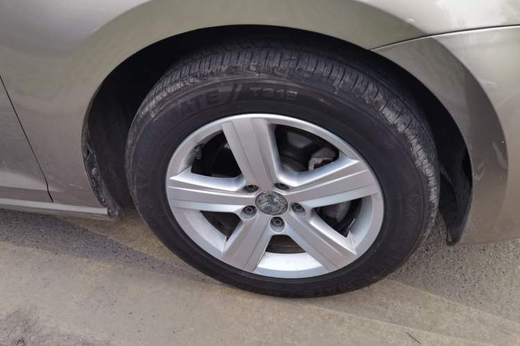 Used Volkswagen Golf 2017 230TSI Automatic Comfort Edition – Celebrating Milestone of One Million Units Right Front Wheel Hub