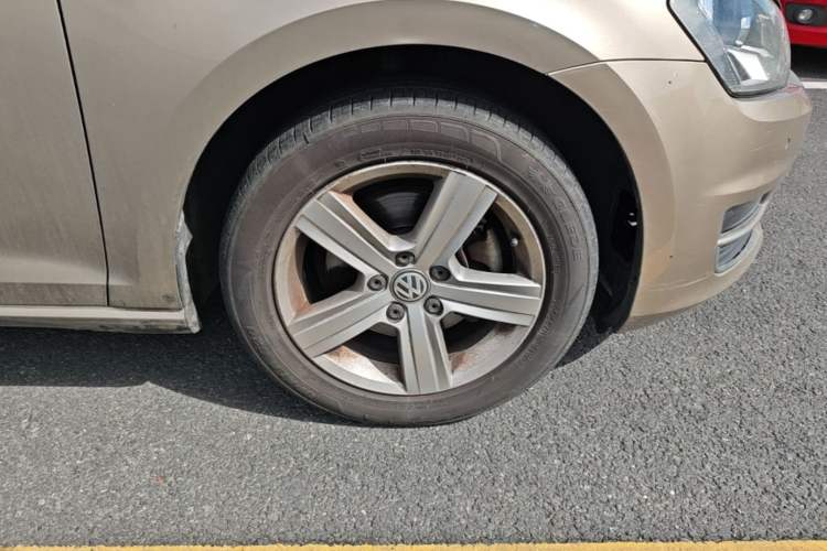 Used Volkswagen Golf 2017 230TSI Automatic Comfort Edition – Celebrating Milestone of One Million Units Right Front Wheel Hub