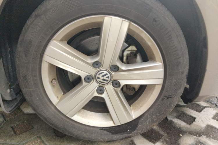 Used Volkswagen Golf 2017 1.6L Automatic Comfort Million-Vehicle Anniversary Edition Right Front Wheel Hub