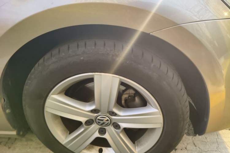 Used Volkswagen Golf 2017 230TSI Automatic Comfort Edition – Celebrating Milestone of One Million Units Right Front Wheel Hub