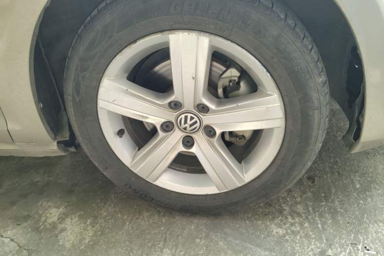Used Volkswagen Golf 2017 1.6L Automatic Comfort Million-Vehicle Anniversary Edition Right Front Wheel Hub