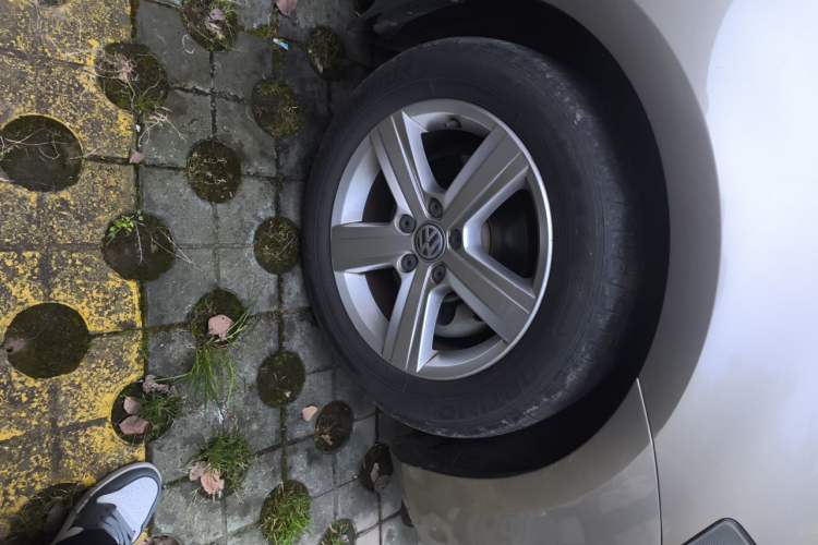 Used Volkswagen Golf 2017 1.6L Automatic Comfort Million-Vehicle Anniversary Edition Right Front Wheel Hub