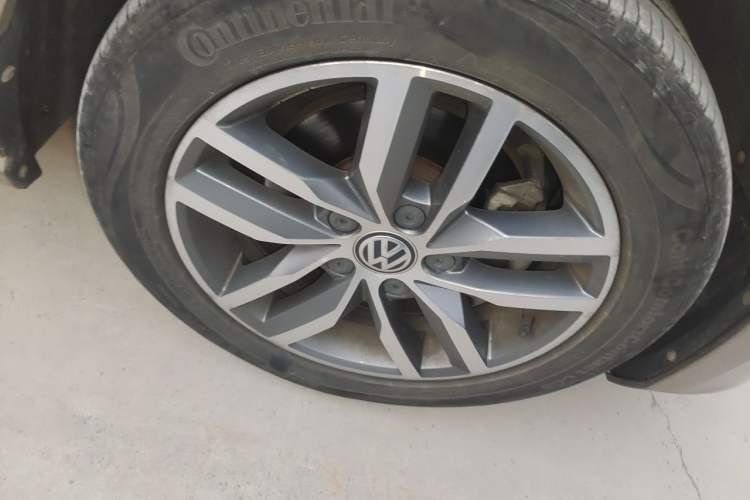 Used Volkswagen Golf 2017 230TSI Automatic Luxury Million-Vehicle Commemorative Edition Right Front Wheel Hub