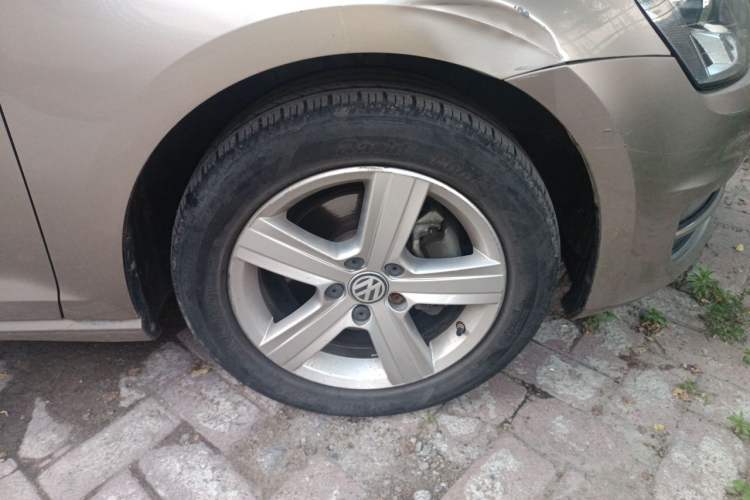 Used Volkswagen Golf 2017 230TSI Automatic Comfort Edition – Celebrating Milestone of One Million Units Right Front Wheel Hub