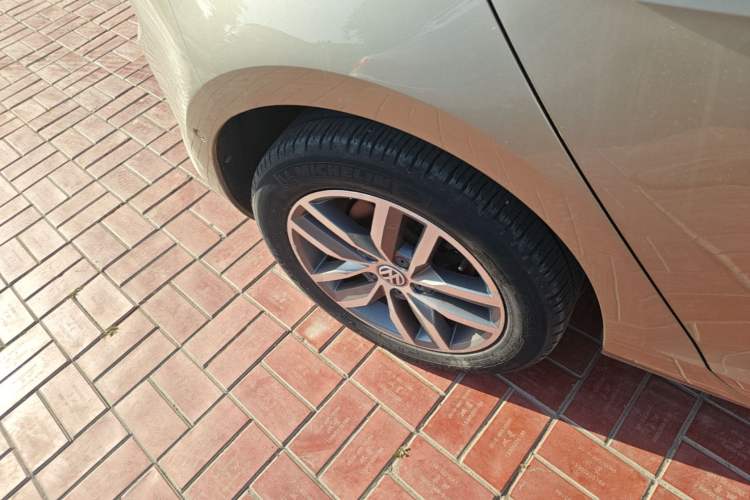 Used Volkswagen Golf 2017 230TSI Automatic Luxury Million-Vehicle Commemorative Edition Right Rear Wheel Hub